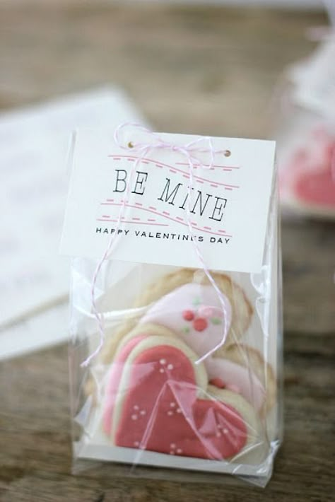 Lots of cute Valentine's Day packaging ideas and printables. Valentines Toppers, Valentines Day Sugar Cookies, Cadeau St Valentin, Free Printable Tags, Cookie Bags, Valentines Printables Free, Valentines Day Cookies, Cookie Packaging, My Funny Valentine