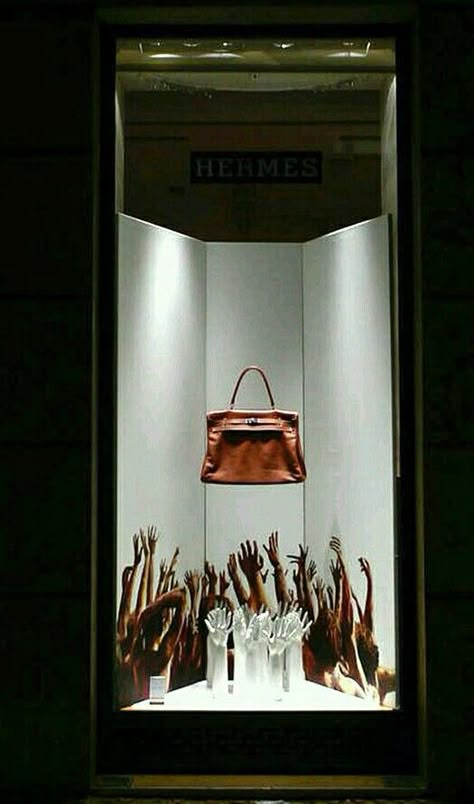 Visual Merchandising Window Displays, Small Window Display, Visual Merchandising Ideas Creative, Window Display Design Creative, Hermes Window Display, Visual Merchandising Ideas, Luxury Window Display, Hermes Window, Visual Merchandiser