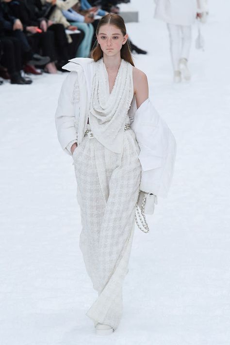 Chanel Fall 2019, All White Outfits, Chanel 2019, Edgy Dress, Moda Chanel, Runway Fashion Couture, Mode Chanel, Chanel Collection, Women Fashion Edgy