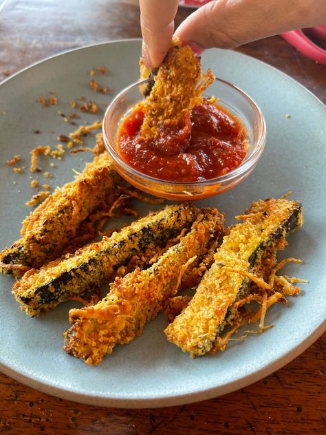 These zucchini fries are crunchy and so delicious! They are super simple to make and super kid ... Keto Zucchini Fries, Zucchini Fries Baked, Pasta Alternative Low Carb, Garlic Aioli Recipe, Keto Veggies, Low Carb Love, Keto Zucchini, Food Fails, Pasta Alternative