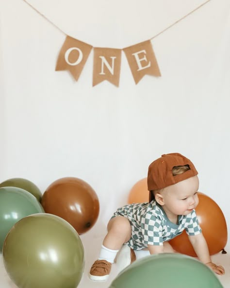 Easy 1st Birthday Photoshoot, Diy 1st Bday Photoshoot, 1st Birthday Party Photography, First Birthday Boy Photoshoot Ideas, Baby Boy 1st Birthday Photo Shoot Ideas Indoor Diy, First Birthday Boy Pictures Ideas, First Birthday At Home Photo Shoot, Simple 1 Year Photo Shoot, 1st Bday Photoshoot Boy