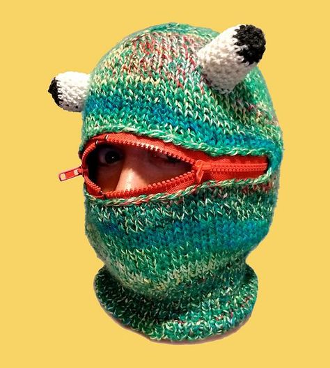 This Genius Frog Balaclava Uses a Zipper, Get The Pattern To Knit It! 🐸 #knitting #balaclava #handmade Knitting Balaclava, Frog Balaclava, Frog Fashion, Frog Hat, Knit Accessories, Kampot, Fotografi Vintage, Diy Vetement, New Rock