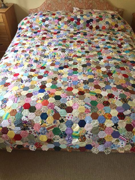 King sized hexagon quilt made by Pat Starling. Finishing Hexagon Quilt, Scrappy Epp Quilt, Hexagon Quilt Hand Sewn, Hand Sewn Hexagon Quilt, Amish Hexagon Quilt, Hexagon Projects, Hexagon Ideas, Room Inspo Decor, Hexie Quilts Patterns