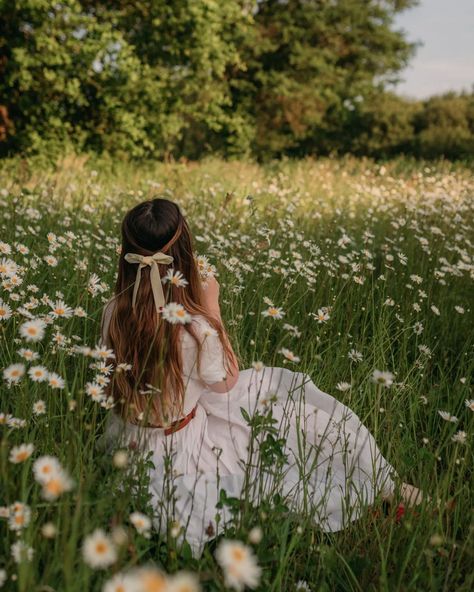 Daisy Field Photoshoot, Girl Back Aesthetic, Flower Field Photos, Daisy Field Aesthetic, Dalia Core, Field Of Flowers Photoshoot, Alexandra Aesthetic, Cottagecore Photos, Daisy Photoshoot