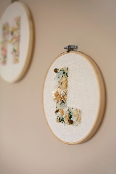 Dried Flower Letters, Diy Floral Frame, Macrame And Dried Flowers, Dried Flower Artwork, Dried Flower Workshop, Dried Flower Business, Dried Floral Crafts, Diy Dried Flower Wreath, Floral Crafts Diy