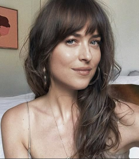 Parisian Hairstyles, Dakota Johnson Bangs, Dakota Johnson Hair, Windows To The Soul, Dakota Johnson Style, How To Cut Bangs, Lashes Mascara, Long Hair With Bangs, Dakota Johnson