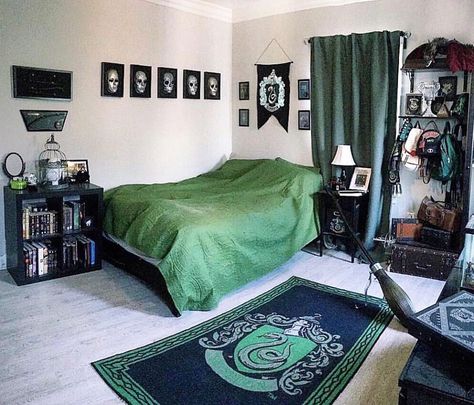 Wizard Lifestyle on Instagram: “😍���😍😍 ⠀ ⠀ ⠀ ⠀ 📸: @the_loveless  Follow ⚯͛ @wizardlifestyle ⚯͛ for more & tag us to be featured! #TheWizardLifestyle” Slytherin Aesthetic Room Decor, Harry Potter Bedroom Ideas Slytherin, Draco Malfoy Bedroom, Draco Malfoy Room Decor, Draco Malfoy Room, Harry Potter Dorm Room Ideas, Slytherin Aesthetic Bedroom, Slytherin Inspired Bedroom, Slytherin Bedroom Ideas