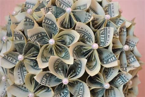 how to make a money bouquet with dollar bills - Yahoo Image Search Results Money Lei Diy, Money Folding, Origami Bouquet, Origami Money, Money Leis, Graduation Money Gifts, Cash Gifts, Money Rose, Money Art