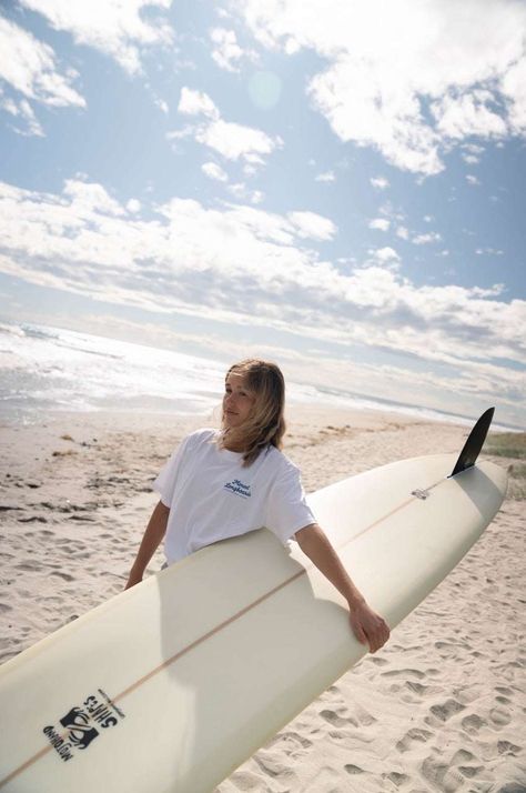 Introducing our latest addition to the women's T-shirt collection for the season - the Longboards Store Tee in White. This throwback tee showcases the beloved Mount Longboards Store, Longboard Surf Boards, a laid-back surfing pooch, and a vintage 1965 VW Beetle. With a cool Hawaii Blue design on our favorite Boyfriend fit, this shirt is both stylish and timeless. Surf Store, Fitted Jumper, Surf Boards, Wool Caps, Longboards, Summer Gift, Vw Beetle, Vw Beetles, Knit Pants