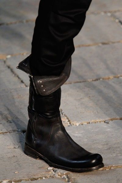 John Varvatos Boots, Man Dress Design, Milan Men's Fashion Week, Masculine Fashion, Swag Men, Masculine Style, Style Rock, Mens Fashion Week, Menswear Fashion Show