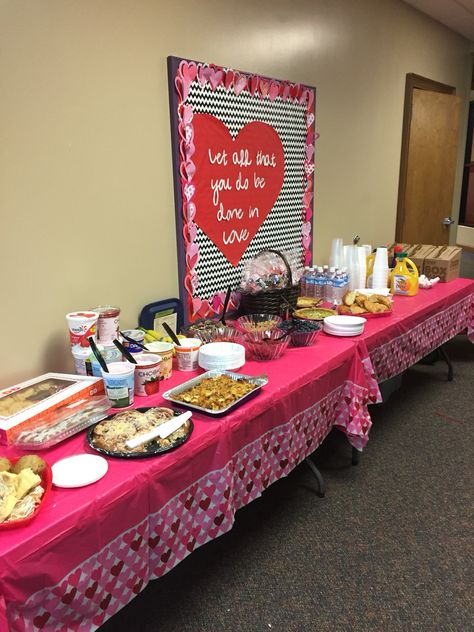 Valentine's Day Breakfast buffet for teachers. All items donated by parents. Parent Breakfast At School Ideas, Teacher Breakfast Bar, Pto Activities, Admin Ideas, Overnight Oatmeal Healthy, Breakfast Casserole French Toast, Valentine Classroom, Sunshine Committee, Sausage Recipes For Dinner