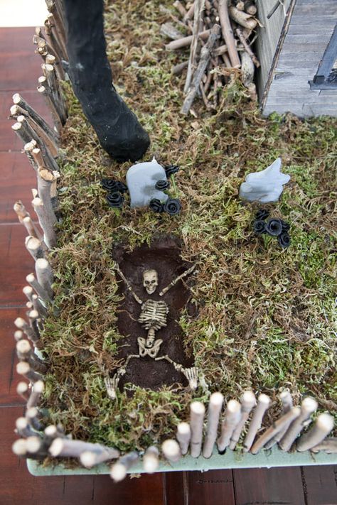 Tiny Haunted House Diy, Halloween Dollhouse Ideas, Minature Haunted House, Diy Haunted Village Ideas, Halloween House Display, Haunted Village Display, Diy Mini Haunted House Ideas, Diy Mini Graveyard, Diy Halloween Village Accessories