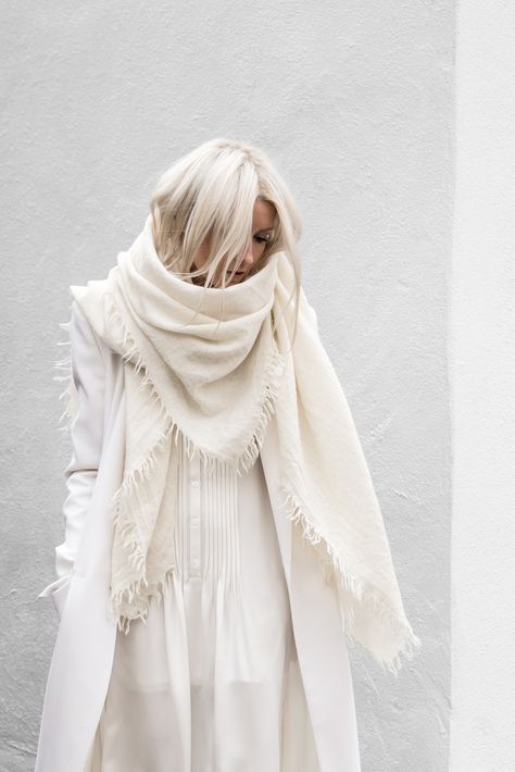 figtny.com | La Collection Paris Winter White Outfit, Cold Fashion, Monochromatic Fashion, Winter Boho, How To Wear Scarves, White Outfits, Comfortable Outfits, Fashion Lifestyle, Stylish Outfits