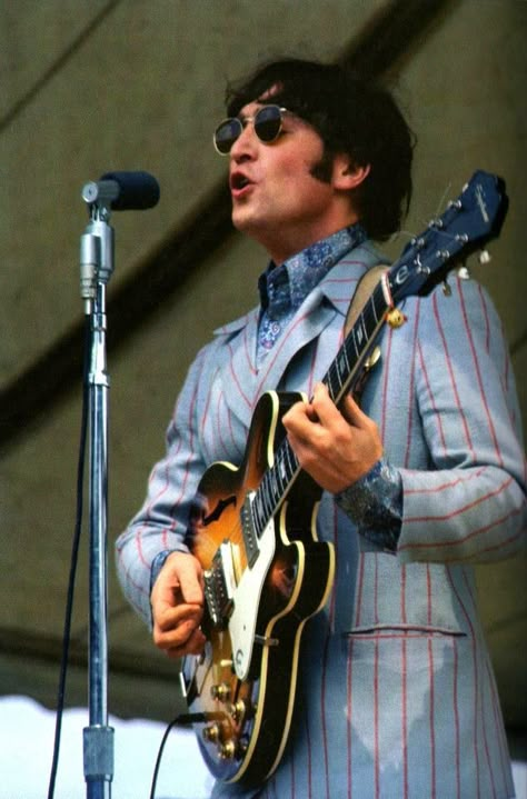 John Lennon John Lennon Guitar, The Beatles Live, Beatles Guitar, Best Guitar Players, John Lennon And Yoko, Beatles Photos, Beatles Pictures, John Lennon Beatles, Beatles John