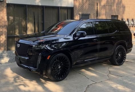 Black Cadillac Escalade, Suv Modified, Cullinan Rolls Royce, Rolls Royce Luxury, 240z Datsun, Blacked Out Cars, Wallpaper Rolls Royce, Phantom Rolls Royce, Wraith Rolls Royce