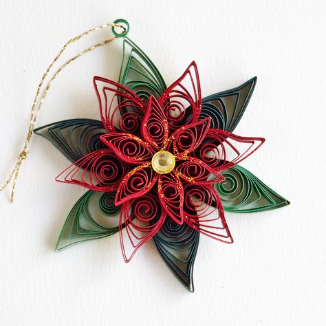 https://flic.kr/p/CrsDdh | Quilled poinsettia with two tone leaves, gold glitter and diamante Quilled Poinsettia, Quilled Snowflakes, Quilled Christmas, Quilled Flowers, Diy Nativity, Quilling Christmas, Paper Quilling Patterns, Quilled Paper Art, Quilled Creations