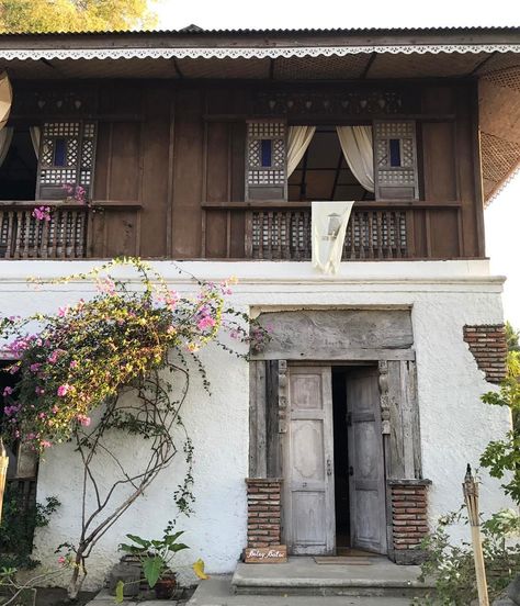 Capiz windows 💕these are one of the most distinct details in traditional Philippine architecture, and are made using oyster shells. Lumang Bahay, Vintage Design Interior, Filipino Houses, Filipino Vintage, Modern Filipino House, Philippine Architecture, Tropical Homes, Filipino House, Filipino Architecture