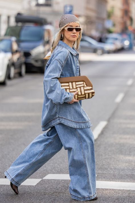 Full Jeans Outfit Street Styles, Style For Women In Their 30s Edgy, Oversized Jean Button Up Shirt Outfit, Denim Shirt Outfit Women Fall, Denim Shirts For Women Outfits, Denim Street Style 2024, Oversize Denim Shirt Outfit, Double Denim Outfit Women, How To Wear A Denim Shirt