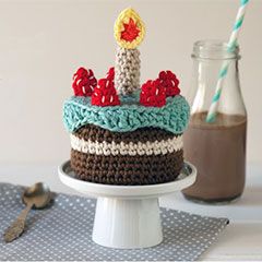 One year birthday cake Download this free pattern at Amigurumipatterns.net Crochet Candle, Crochet Cake, Confection Au Crochet, Pola Amigurumi, Food Patterns, Crochet Food, Crochet Lovers, Play Food, Amigurumi Free Pattern