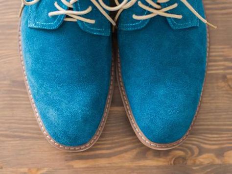 Use sandpaper to remove scuff marks from suede - Photo: Shutterstock Clean Suede Shoes, Ink Stain Removal, Clean Suede, Remove Water Stains, Deodorize Shoes, How To Clean Suede, Scissor Cut, Grease Stains, Shoe Tree