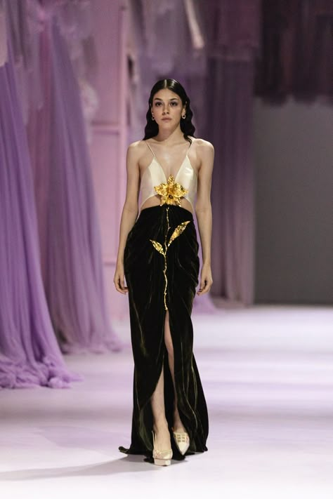 Metgala Inspired Outfits, Black Dress With Gold Accessories, Black Luxury Dress, Fashion Show Outfit, Hian Tjen, Goddess Fashion, Runway Fashion Couture, Runway Outfits, Iconic Dresses