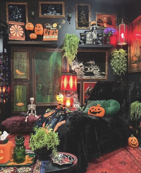 Vintage Halloween Aesthetic Decor, Horror Room, Halloween Bedroom, Halloween Room Decor, Small Bedroom Ideas, Dark Home Decor, Horror Decor, Goth Home, Goth Home Decor