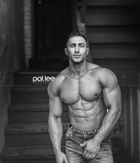 FOLLOWE ME👅👀👅 Men Cars Photography, Mens Photos, Pat Lee, Statement Jeans, Fitness For Men, Fitness Physique, Muscle Guys, Iconic Fashion, Bodybuilding Fitness