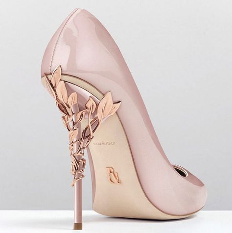 blush pink wedding shoes with rose gold vines Kasut Pengantin Perempuan, Kasut Kahwin, Blush Pink Wedding Shoes, Rose Gold Wedding Shoes, Shoe Diva, Kasut Tumit Tinggi, Gold Wedding Shoes, Wedge Wedding Shoes, Pink Wedding Shoes