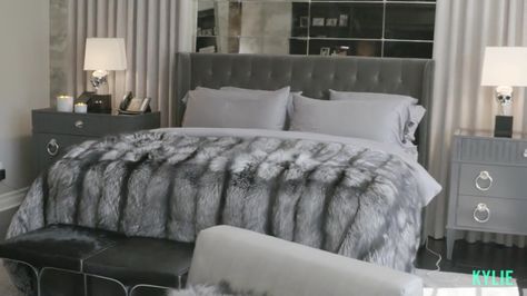 Kylie Jenner Bedroom Taupe grey fur cosy Kylie Jenner Bedroom, Kylie Jenner House, Jenner House, Dream Bedroom, Bedroom Inspo, House Inspo, New Room, Kylie Jenner, My Room