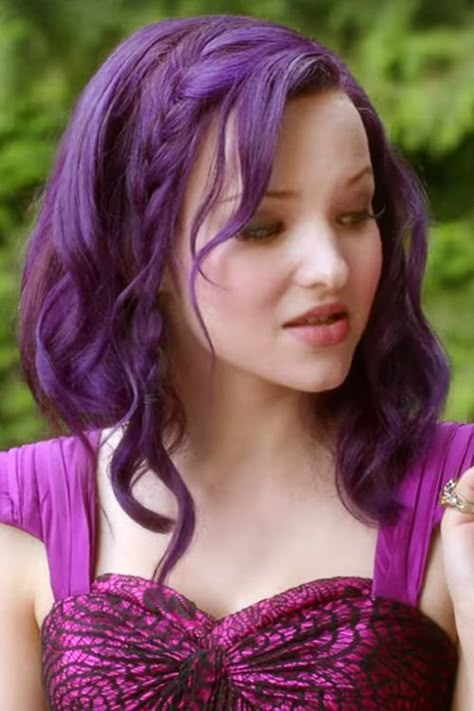 Dove Cameron's Hairstyles & Hair Colors | Steal Her Style Angle Bob, Cameron Hair, Dove Cameron Descendants, Bob Wedding Hairstyles, Mal Descendants, Inverted Long Bob, Angled Bobs, Wavy Bob Hairstyles, Choppy Bob Hairstyles