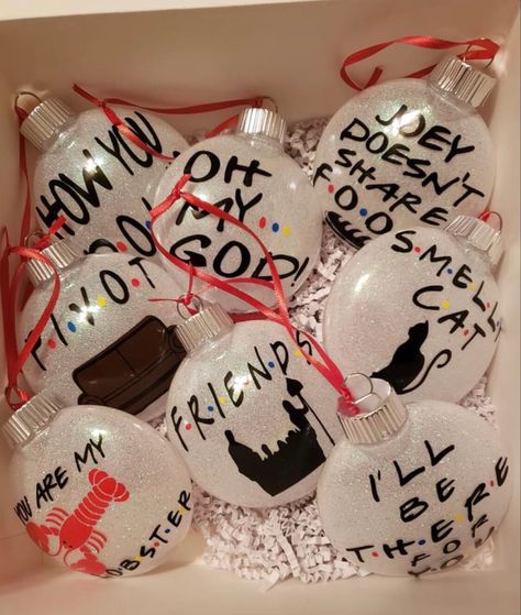 Friends Ornaments Tv Show, Friends Christmas Tree Theme, Friends Themed Christmas Tree, Friends Christmas Decorations, Dyi Christmas Ornaments, Friends Christmas Tree, Netflix Party, Homemade Xmas Gifts, Friends Ornaments