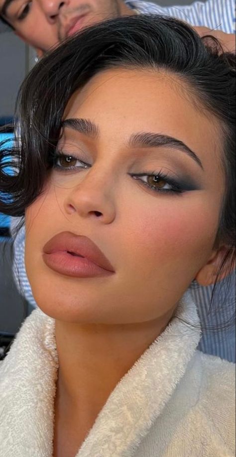 Kylie Jenner Blue, Makeup Aesthetic Ideas, Makeup Bag Aesthetic, Makeup Wallpaper, Maquillage Yeux Cut Crease, Sultry Makeup, Blue Makeup Looks, Kylie Makeup, Nail Makeup