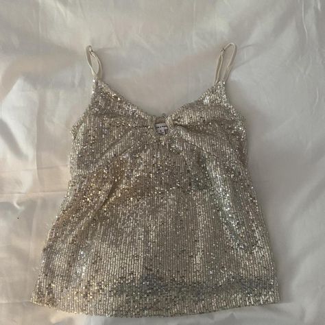 Look what I just found on Depop 🙌 https://depop.app.link/buOt9s2KHyb Silver Top Outfit, Sparkly Top Outfit, Sparkly Tops, Sparkle Fashion, Silver Sequin Top, Sparkle Outfit, Sparkly Party, Fest Outfits, Sparkly Top