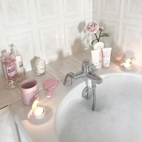 Bath Aesthetic, Styl Shabby Chic, Aesthetic Bathroom, Pink Pilates, Pilates Princess, Shabby Chic Bathroom, Chic Bathrooms, Pink Bathroom, Relaxing Bath