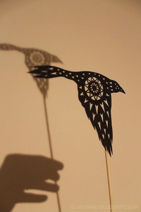 Bird Shadow, Shadow Theater, Bird Puppet, Upcycle Kids, Shadow Theatre, Folding Origami, Paper Puppets, Puppet Crafts, Shadow Art