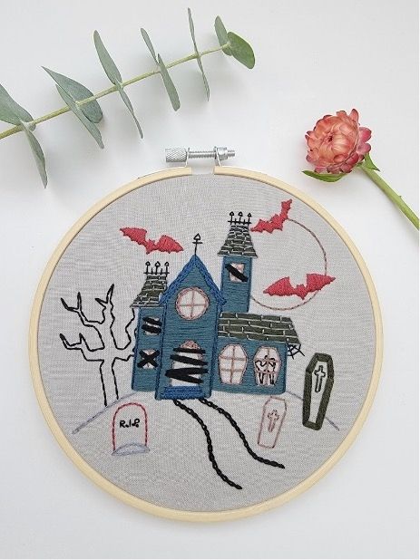 Haunted House Embroidery, Halloween Embroidery Patterns, Market Crafts, Advent Diy, Rosé Halloween, Diy Embroidery Kit, All Hallows Eve, Diy Embroidery Patterns, Halloween Embroidery