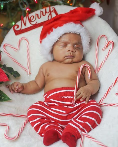 Christmas Photo 3 Month Old, Newborn Home Christmas Pictures, Winter Wonderland Christmas Photo Shoot, Candy Cane Baby Photoshoot, Newborn Diy Christmas Photos, Christmas Photos With Infant, Christmas 9 Month Old Pictures, One Month Old Baby Pictures Christmas, Christmas 5 Month Old Photos