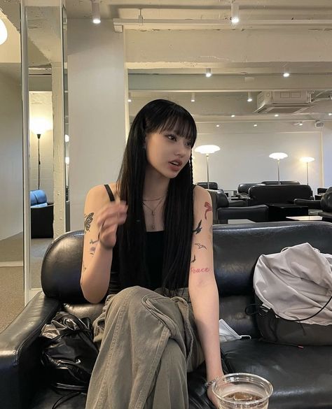 Korean Girl Tattoo, Rabastan Lestrange, Biker Aesthetic, 사진 촬영 포즈, Mood Instagram, Interesting Faces, Cute Poses, Pretty Selfies, Star Girl