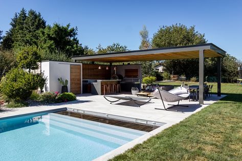 Pool House Pergola, Outdoor Pool House Ideas, Backyard Kitchen And Pool, Backyard Pool Cabana, Wood Outdoor Kitchen, Kitchen Design Wood, Pool Gazebo, Pool Pergola, Modern Pool House