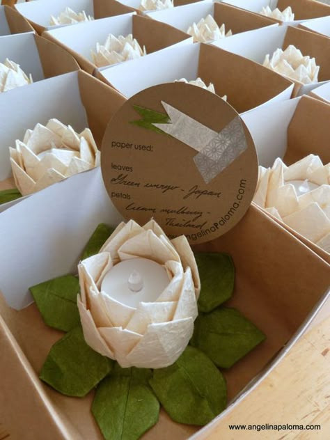 Lanterns origami wedding favors / http://www.himisspuff.com/origami-wedding-ideas/5/ Wedding Scent, Origami Ball, Origami Wedding, Origami Decoration, Wedding Favors And Gifts, Cute Origami, Japanese Wedding, Origami Bird, Favors Ideas