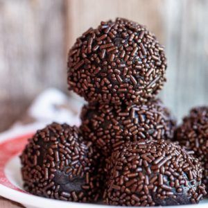 My Favourite Chocolate Bourbon or Rum Ball Recipe Rum Balls Recipe, How To Make Rum, Wacky Cake Recipe, Rum Truffles, Bourbon Balls, Christmas Truffles, Rum Balls, Chocolate Bourbon, Crowd Pleasing Recipes