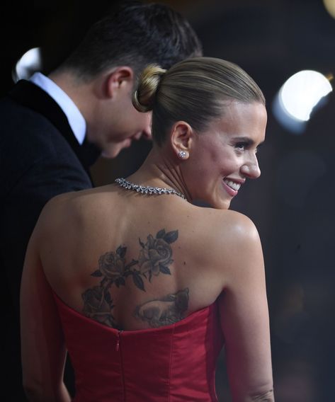 Scarlett Johansson Tattoos, Leng Celebs, Scarlett Johansson Short Hair, Golden Globes Hair, Tattoos Back, Golden Globes 2020, Big Nose Beauty, Black Widow Avengers, Minimalist Beauty