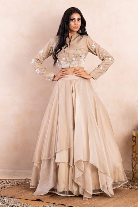 Beige Lehenga, Lengha Blouse Designs, Mandarin Collar Jacket, Long Blouse Designs, Side Face, Function Dresses, Organza Embroidery, Trendy Outfits Indian, Long Gown Design