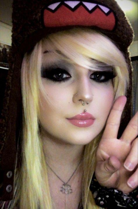 2000s Emo Makeup Looks, 2010s Emo Makeup, Emo Scene Makeup 2000s, Emo Eye Makeup 2000s, How To Do Scene Makeup, Red And Black Scene Outfit, Scene Makeup Emo, 2000 Emo Makeup, Early 2000s Emo Makeup