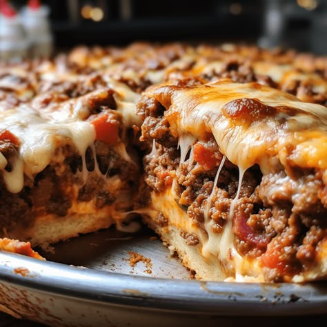 THE PIZZA BURGER PIE - Life with Susan Noodles Crockpot, Parmesan Meatloaf, Hamburger Meals, Mexican Tortilla, Tortilla Casserole, Beef Casseroles, Bacon Cheeseburger Casserole, Pizza Burger, Cheeseburger Recipe