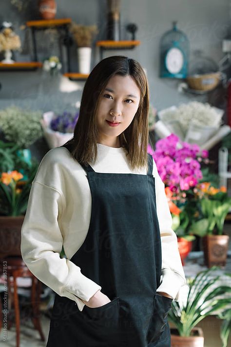 Flower Shop Worker Outfit, Flower Shop Owner Outfits, Flower Shop Owner, Character Female, Florist Shop, Coffeehouse, Floral Shop, Shop Owner, Interior Inspo