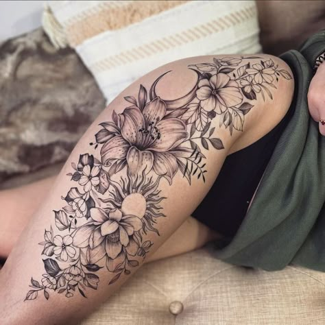 Tattoo Ideas Female Thigh, Side Thigh Tattoos Women, Tattoo Bein Frau, Upper Thigh Tattoos, Side Thigh Tattoos, Cute Thigh Tattoos, Floral Thigh Tattoos, Flower Thigh Tattoos, Hip Thigh Tattoos