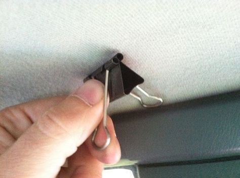 Turn a sheet into a privacy curtain by slipping binder clips into the gap between your car's plastic and upholstery. Astuces Camping-car, Kangoo Camper, Minivan Camper Conversion, Auto Camping, Minivan Camping, Camping Accesorios, Camping Diy, Suv Camping, Privacy Curtains