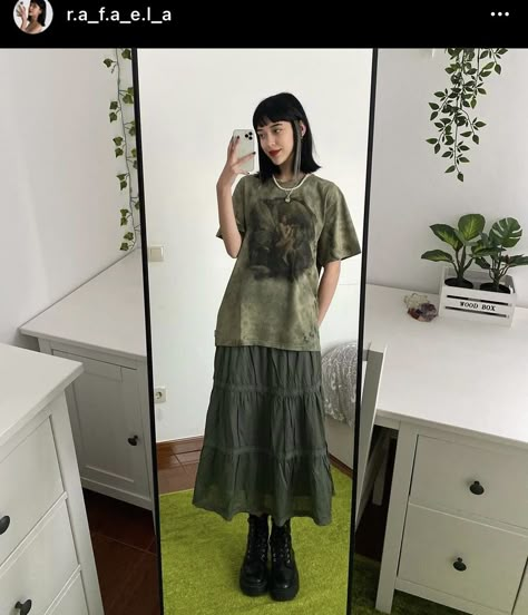 Fairy Grunge Fashion, Green Maxi Skirt Outfit, Layered Skirt Outfit, Skirt With Tshirt, Long Skirt Outfits Aesthetic, Long Skirt Aesthetic, Grunge Aesthetic Clothes, Green Skirt Outfits, Ruffle Skirt Outfit