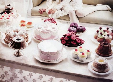 Afternoon Tea Tables, High Tea Party, Tea Party Ideas, Dessert Tables, Cupcake Cake, Tea Parties, Mini Desserts, Robert Pattinson, High Tea